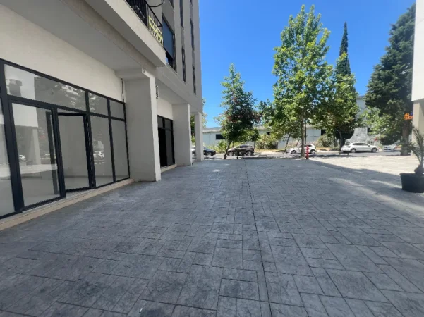 Vlore - Lungomare, jepet me qera dyqan Kati 0, 67 m² 650 € (Rruga Dhimitër Konomi, Vlore)