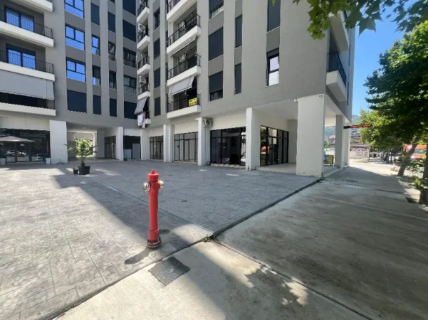Vlore - Lungomare, jepet me qera dyqan Kati 0, 67 m² 650 € (Rruga Dhimitër Konomi, Vlore)