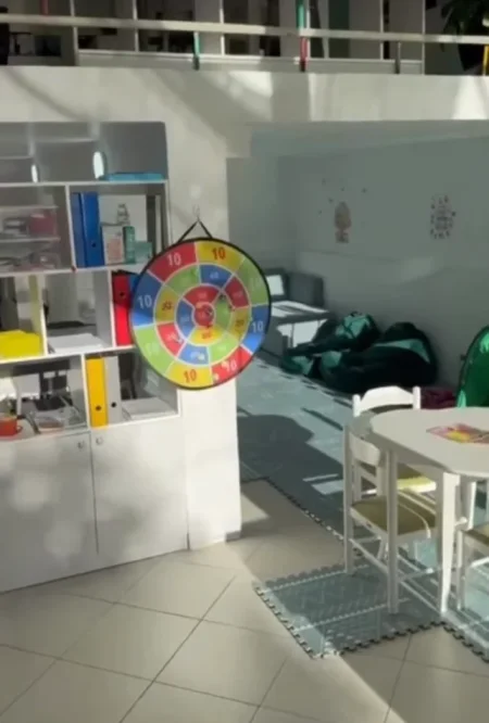 Tirane, jepet me qera ambjent biznesi , 600 € (Rruga Petro Nini Luarasi)
