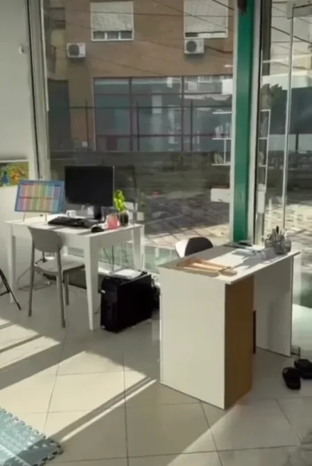 Tirane, jepet me qera ambjent biznesi , 600 € (Rruga Petro Nini Luarasi)