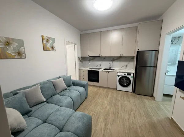 Tirane, jepet me qera Banesë 1+1, Kati 1, Mobilim i Ri, Me Parket, Çmimi 45.000 Lekë të Reja, tek 5 Maj, Tiranë.