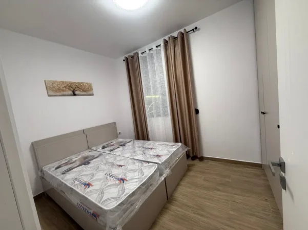 Tirane, jepet me qera Banesë 1+1, Kati 1, Mobilim i Ri, Me Parket, Çmimi 45.000 Lekë të Reja, tek 5 Maj, Tiranë.