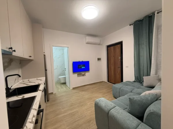Tirane, jepet me qera Banesë 1+1, Kati 1, Mobilim i Ri, Me Parket, Çmimi 45.000 Lekë të Reja, tek 5 Maj, Tiranë.