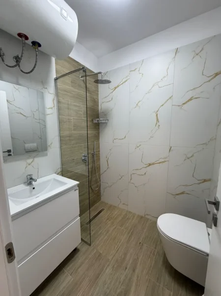 Tirane, jepet me qera Banesë 1+1, Kati 1, Mobilim i Ri, Me Parket, Çmimi 45.000 Lekë të Reja, tek 5 Maj, Tiranë.