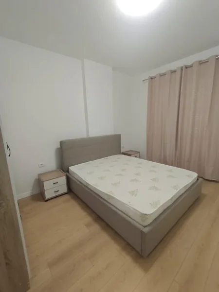 Tirane, jepet me qera apartament 1+1 , (univers city)