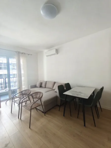 Tirane, jepet me qera apartament 1+1 , (univers city)