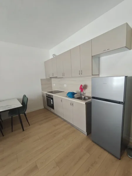 Tirane, jepet me qera apartament 1+1 , (univers city)