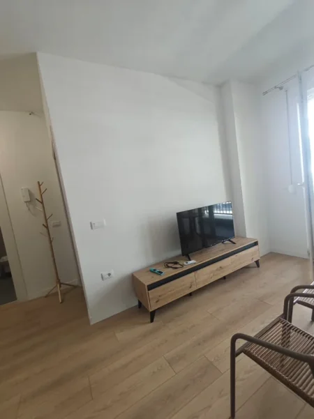 Tirane, jepet me qera apartament 1+1 , (univers city)