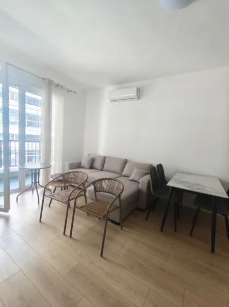 Tirane, jepet me qera apartament 1+1 , (univers city)