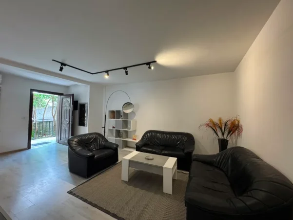 Tirane, jepet me qera apartament 2+1 Kati 1, 90 m² 700 € (Bulevardi i Ri)