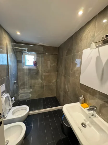 Tirane, jepet me qera apartament 2+1 Kati 1, 90 m² 700 € (Bulevardi i Ri)