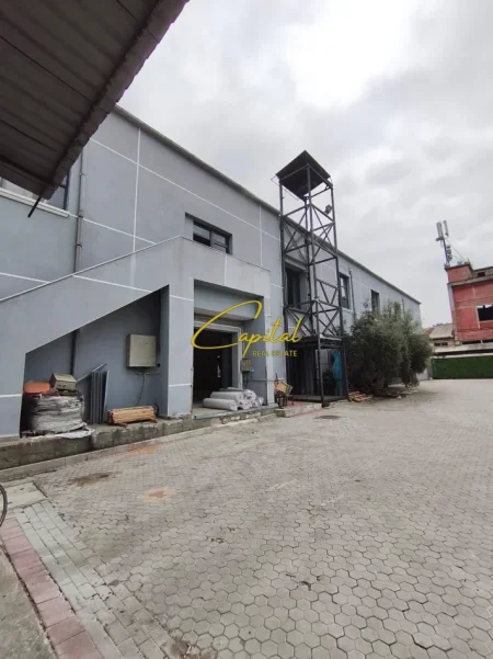 Tirane, jepet me qera magazine Kati 1, 1.010 m² 4.500 € (RRUGA MISTO MAME)