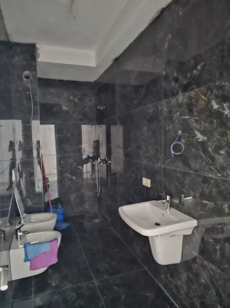 Tirane, jepet me qera zyre , 120 m² 1.000 € (Mine Peza)