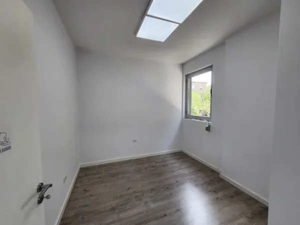 Tirane, jepet me qera ambjent biznesi Kati 2, 93 m² (stadiumi dinamo)