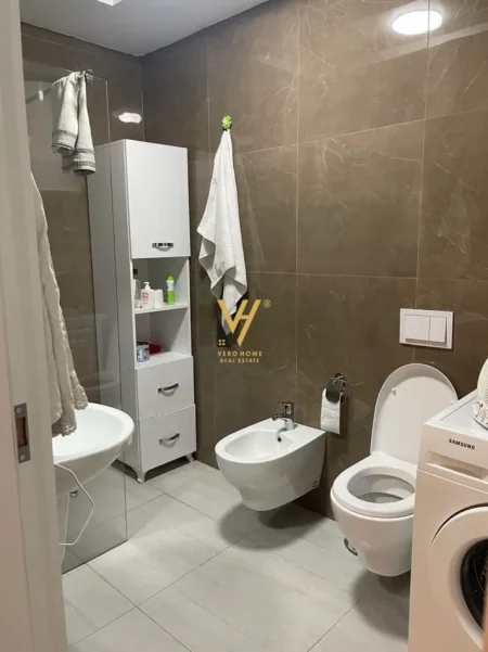Tirane, jepet me qera apartament 2+1+Ballkon Kati 7, 90 m² 700 € (DON BOSKO)