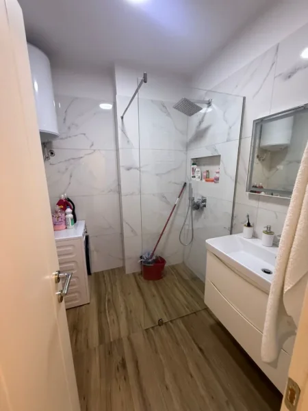 Tirane, jepet me qera apartament 1+1 Kati 3, 72 m² 600 € (Prane Globit)