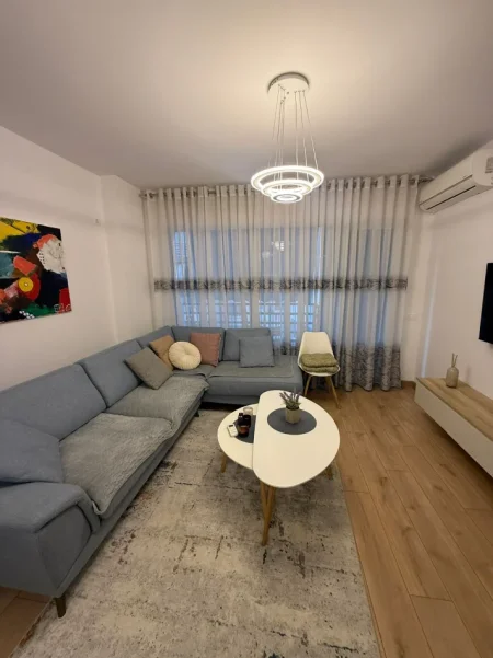 Tirane, jepet me qera apartament 1+1 Kati 3, 72 m² 600 € (Prane Globit)