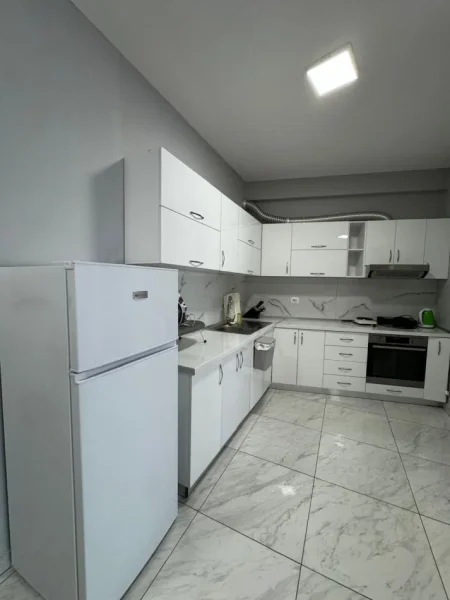 Tirane, jepet me qera apartament 1+1 Kati 3, 50 m² 800 € (Kompleksi Kika 2)