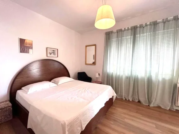 Tirane, jepet me qera apartament 2+1+Ballkon Kati 1, 115 m² 1.000 € 