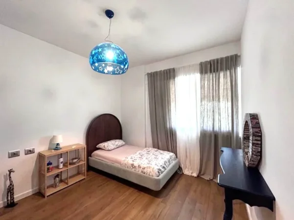 Tirane, jepet me qera apartament 2+1+Ballkon Kati 1, 115 m² 1.000 € 
