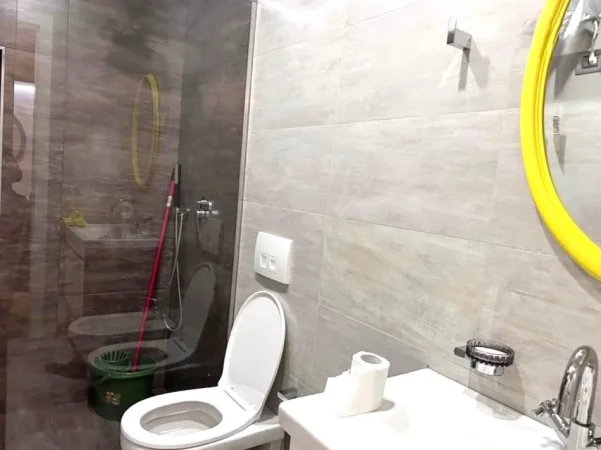Tirane, jepet me qera apartament 2+1+Ballkon Kati 1, 115 m² 1.000 € 