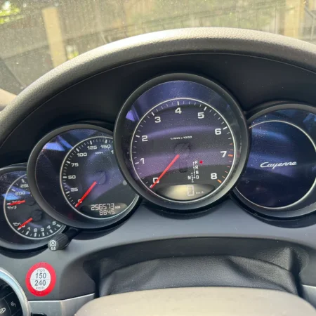 Tirane, shes makine Porsche Benzin, gri e erret automatik Kondicioner 2.500.000 km 150.000 €