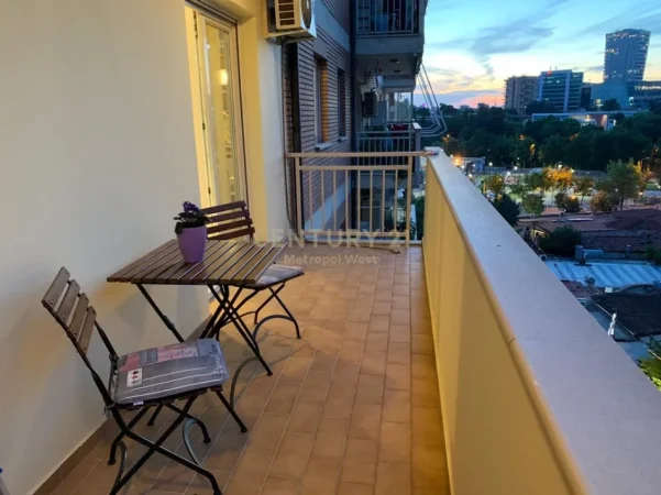 Tirane, jepet me qera apartament 2+1+Ballkon Kati 5, 95 m² 1.000 € 