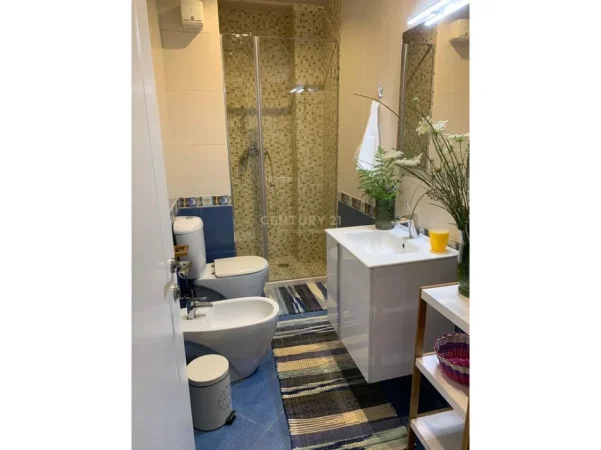 Tirane, jepet me qera apartament 2+1+Ballkon Kati 5, 95 m² 1.000 € 