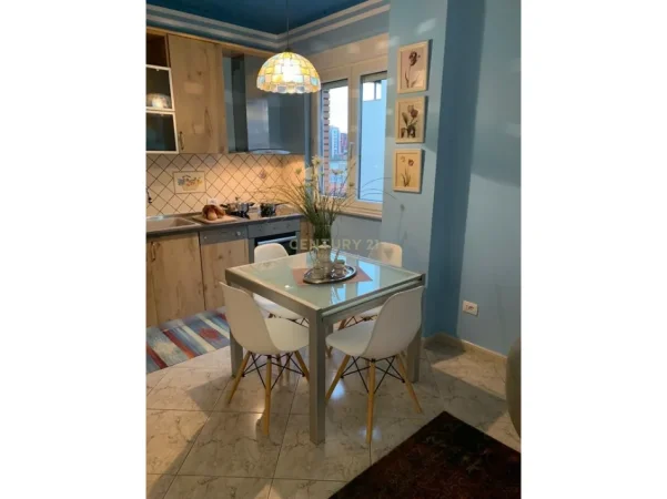 Tirane, jepet me qera apartament 2+1+Ballkon Kati 5, 95 m² 1.000 € 