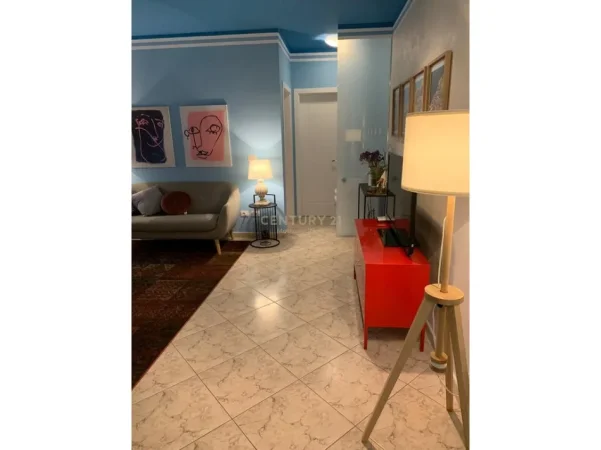 Tirane, jepet me qera apartament 2+1+Ballkon Kati 5, 95 m² 1.000 € 