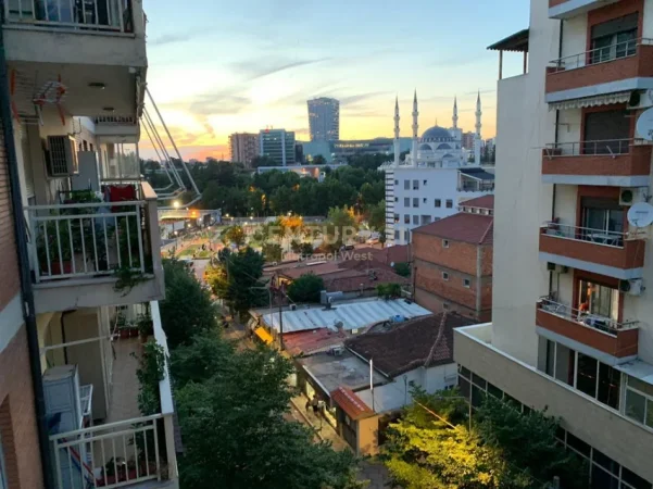 Tirane, jepet me qera apartament 2+1+Ballkon Kati 5, 95 m² 1.000 € 