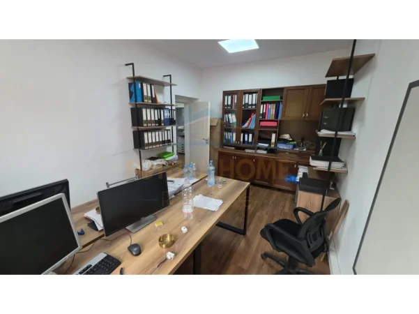 Tirane, jepet me qera apartament 3+1 Kati 1, 100 m² 850 € (STADIUMI DINAMO)