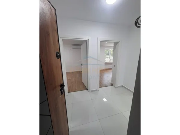Tirane, jepet me qera zyre Kati 2, 75 m² 800 € (Stacioni i Trenit)