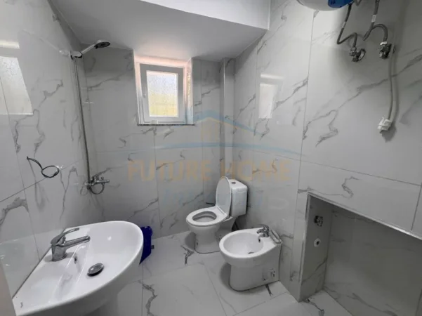 Tirane, jepet me qera zyre Kati 2, 75 m² 800 € (Stacioni i Trenit)