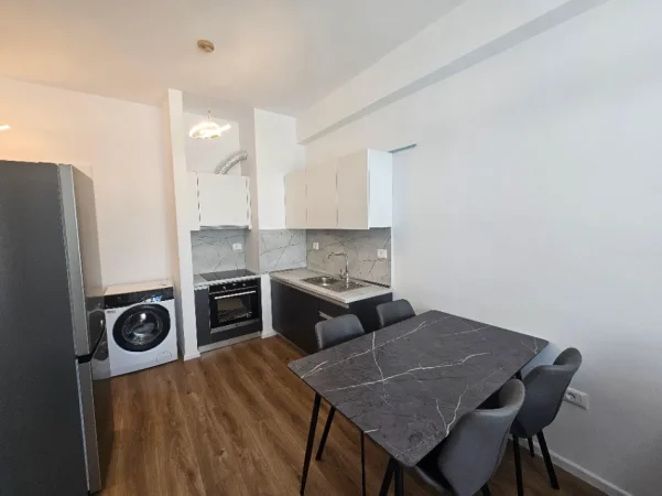 Tirane, jepet me qera apartament 2+1+Ballkon Kati 4, 500 € (Kompleksi Kadiu)