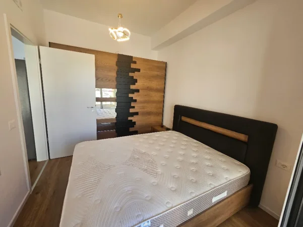 Tirane, jepet me qera apartament 2+1+Ballkon Kati 4, 500 € (Kompleksi Kadiu)