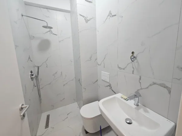 Tirane, jepet me qera apartament 2+1+Ballkon Kati 4, 500 € (Kompleksi Kadiu)