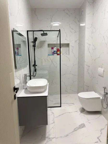 Tirane, jepet me qera apartament 1+1 , (PASKUQAN)