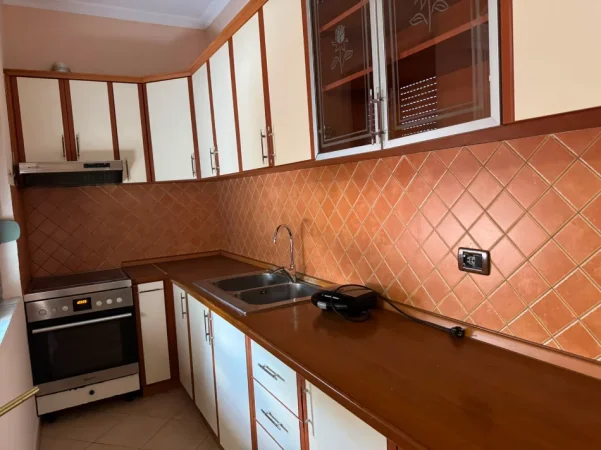 Tirane, jepet me qera apartament 3+1+Ballkon Kati 2, 148 m² 500 € (ne rrugen Ram Sadria Tirane.)