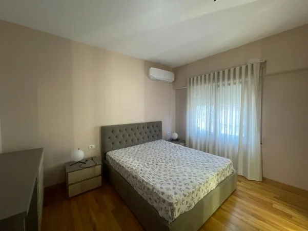 Tirane, jepet me qera apartament 1+1 Kati 3, 450 € (Rruga Dalip Topi)