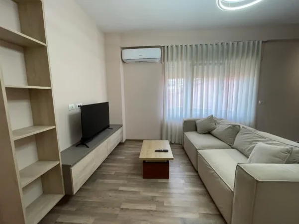 Tirane, jepet me qera apartament 1+1 Kati 3, 450 € (Rruga Dalip Topi)