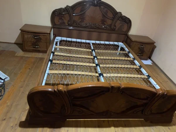 Tirane, shes Okazion! Krevat + suste + dy komodina = 6000 leke 60 €