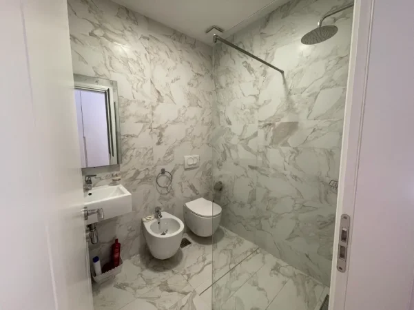 Tirane, jepet me qera apartament 3+1+Ballkon Kati 0, 100 m² 1.200 € (Varri Bamit)