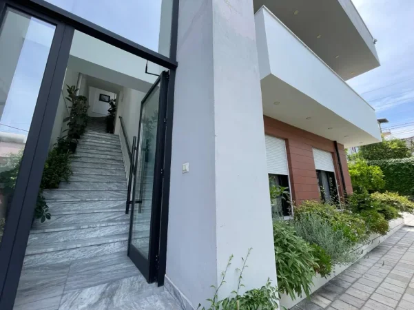 Tirane, jepet me qera apartament 2+1 Kati 2, 800 € (Varri Bamit)