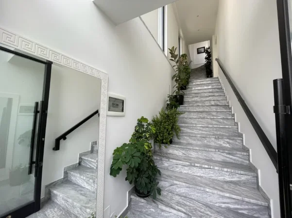 Tirane, jepet me qera apartament 2+1 Kati 2, 800 € (Varri Bamit)