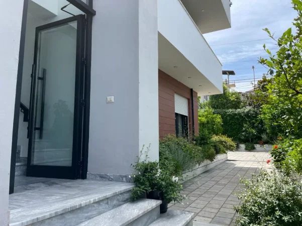Tirane, jepet me qera apartament 2+1 Kati 2, 800 € (Varri Bamit)