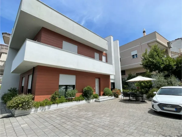 Tirane, jepet me qera apartament 2+1 Kati 2, 800 € (Varri Bamit)