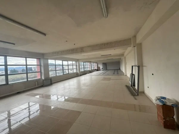 Tirane, jepet me qera magazine Kati 2, 2.500 € (Prush)