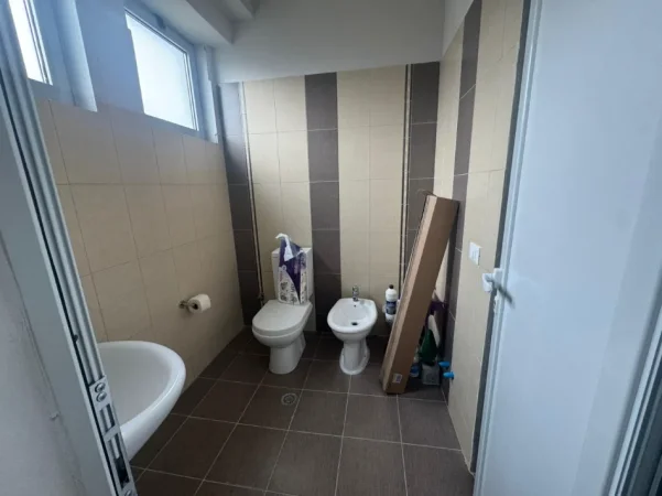 Tirane, jepet me qera magazine Kati 2, 2.500 € (Prush)