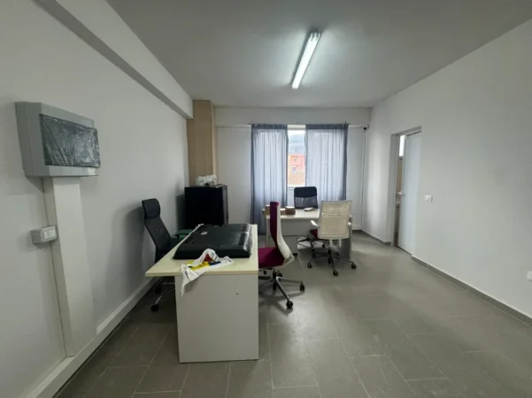 Tirane, jepet me qera magazine Kati 2, 2.500 € (Prush)